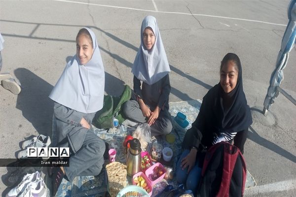 اردوی درون مدرسه ای به‌مناسبت روز جهانی کودک در دبستان لطیفه ناحیه ۷