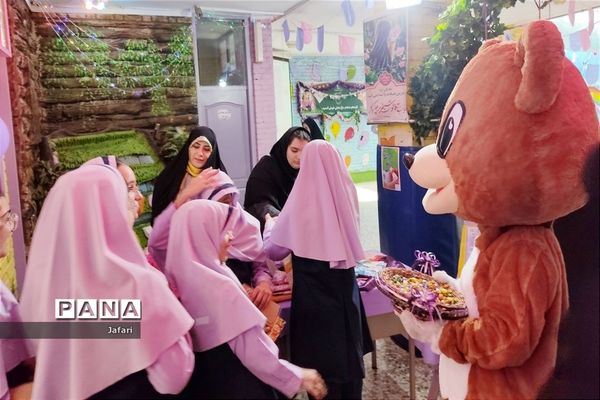 جشن عاطفه‌ها در دبستان دخترانه فرهنگ منطقه ۱۳
