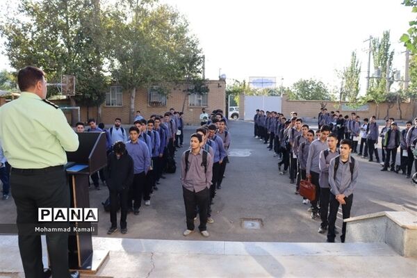 برگزاری صبحگاه دانش‌آموزی به‌‌مناسبت هفته نیروی انتظامی