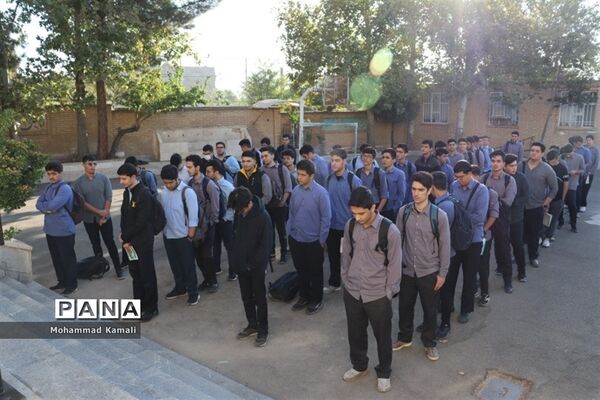 برگزاری صبحگاه دانش‌آموزی به‌‌مناسبت هفته نیروی انتظامی