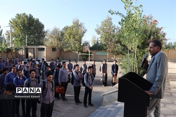برگزاری صبحگاه دانش‌آموزی به‌‌مناسبت هفته نیروی انتظامی