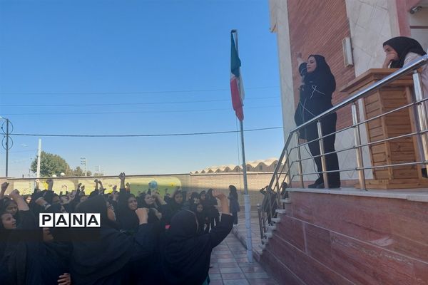 نواختن زنگ مقاومت در حمایت از مردم مظلوم فلسطین در دبیرستان شهید باهنر ورامین