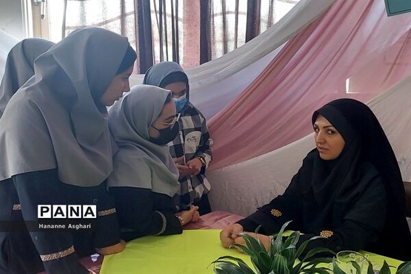 بزرگداشت هفته نیروی انتظامی در دبیرستان حضرت خدیجه