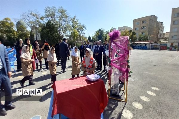 جشن عاطفه‌ها در دبستان پنجم مهر همزمان با روز جهانی کودک
