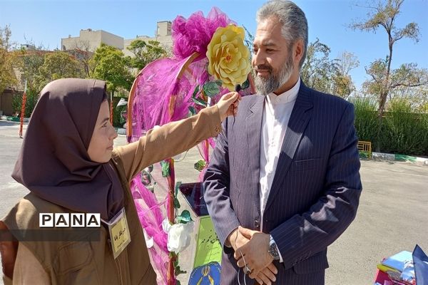 جشن عاطفه‌ها در دبستان پنجم مهر همزمان با روز جهانی کودک