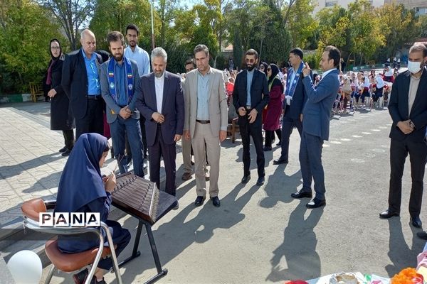 جشن عاطفه‌ها در دبستان پنجم مهر همزمان با روز جهانی کودک