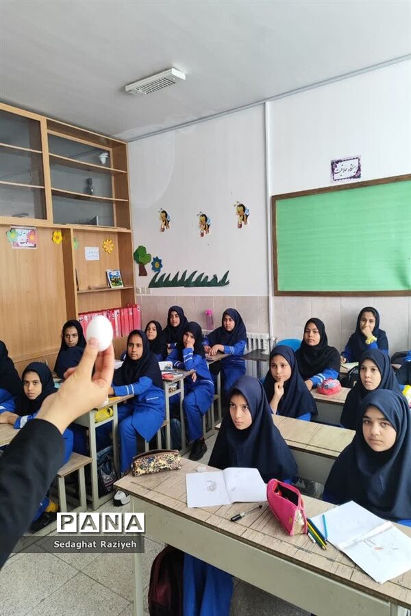 جشنواره تخم مرغ آرایی در مدرسه عصمت وکیلی احمدآباد