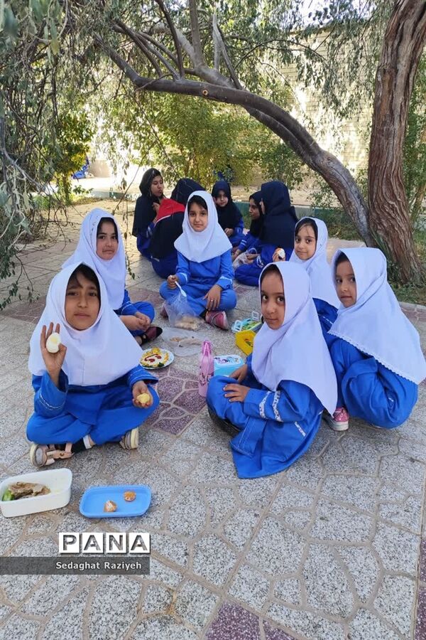 جشنواره تخم مرغ آرایی در مدرسه عصمت وکیلی احمدآباد