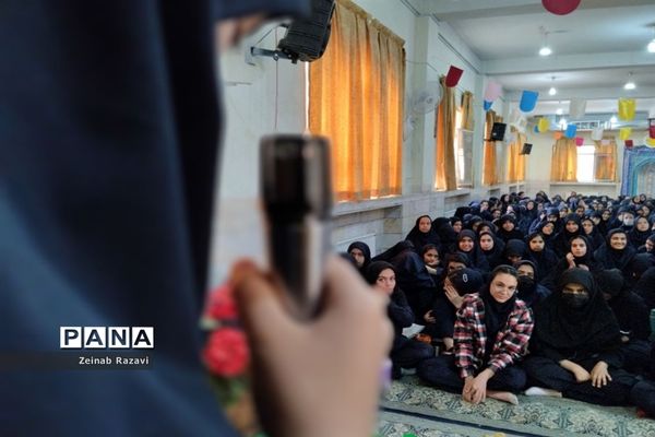 برپایی نمایشگاه «طوفان الاقصی» در دبیرستان فرزانگان شهیده حسنی سعدی قم