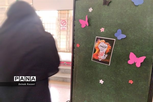 برپایی نمایشگاه «طوفان الاقصی» در دبیرستان فرزانگان شهیده حسنی سعدی قم