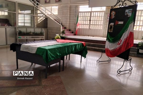 برپایی نمایشگاه «طوفان الاقصی» در دبیرستان فرزانگان شهیده حسنی سعدی قم