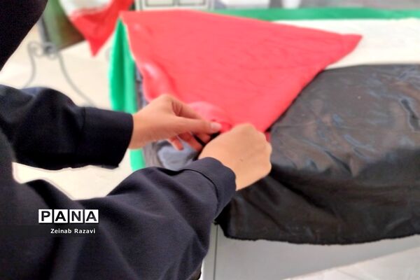 برپایی نمایشگاه «طوفان الاقصی» در دبیرستان فرزانگان شهیده حسنی سعدی قم