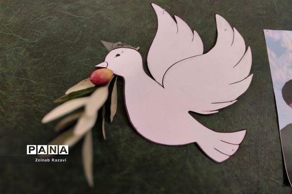 برپایی نمایشگاه «طوفان الاقصی» در دبیرستان فرزانگان شهیده حسنی سعدی قم