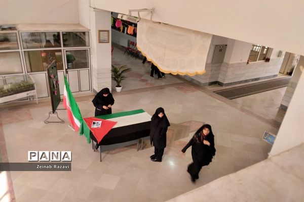 برپایی نمایشگاه «طوفان الاقصی» در دبیرستان فرزانگان شهیده حسنی سعدی قم