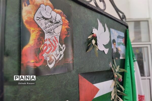 برپایی نمایشگاه «طوفان الاقصی» در دبیرستان فرزانگان شهیده حسنی سعدی قم