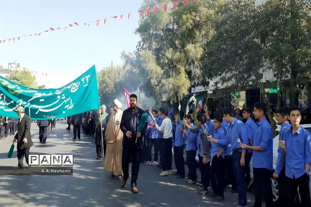 استقبال دانش‌آموزان شاهد علامه حلی قم از کاروان حضرت معصومه(س)