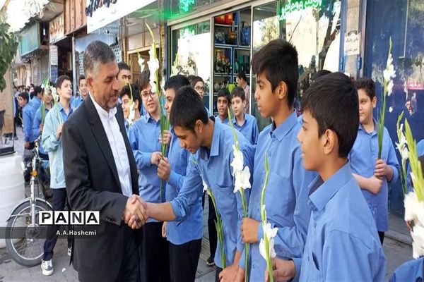 استقبال دانش‌آموزان شاهد علامه حلی قم از کاروان حضرت معصومه(س)