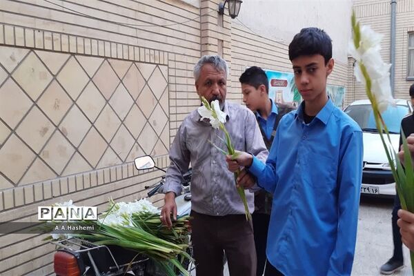 استقبال دانش‌آموزان شاهد علامه حلی قم از کاروان حضرت معصومه(س)