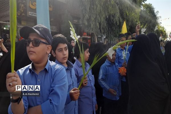 استقبال دانش‌آموزان شاهد علامه حلی قم از کاروان حضرت معصومه(س)