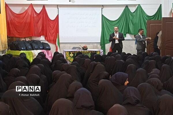 مراسم نمادین اهداء لوازم التحریر به دانش‌آموزان در قم