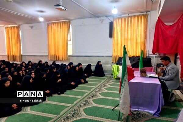 مراسم نمادین اهداء لوازم التحریر به دانش‌آموزان در قم