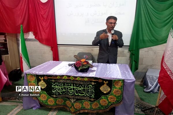 مراسم نمادین اهداء لوازم التحریر به دانش‌آموزان در قم