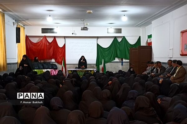 مراسم نمادین اهداء لوازم التحریر به دانش‌آموزان در قم