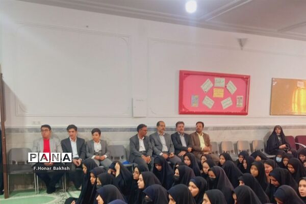 مراسم نمادین اهداء لوازم التحریر به دانش‌آموزان در قم