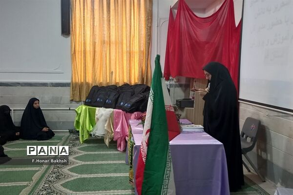 مراسم نمادین اهداء لوازم التحریر به دانش‌آموزان در قم
