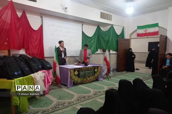 مراسم نمادین اهداء لوازم التحریر به دانش‌آموزان در قم