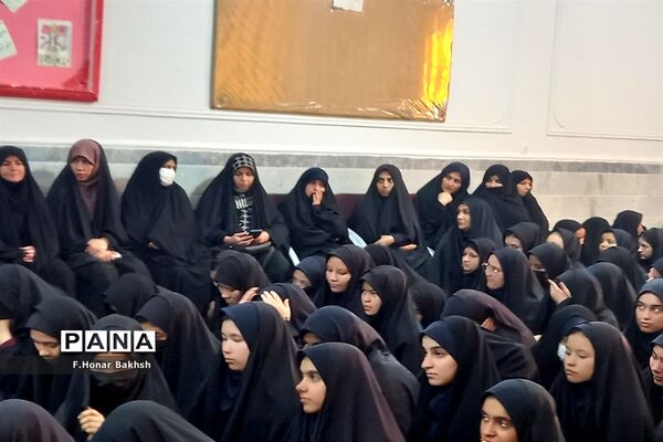 مراسم نمادین اهداء لوازم التحریر به دانش‌آموزان در قم