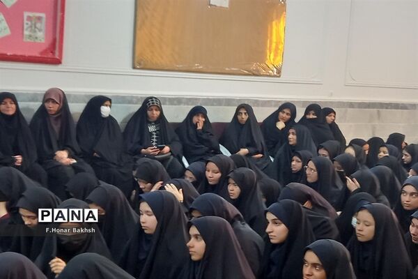 مراسم نمادین اهداء لوازم التحریر به دانش‌آموزان در قم