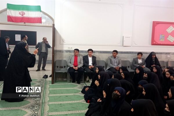 مراسم نمادین اهداء لوازم التحریر به دانش‌آموزان در قم