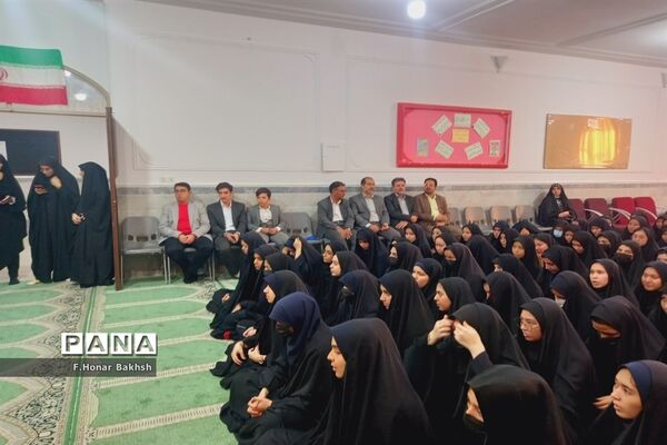 مراسم نمادین اهداء لوازم التحریر به دانش‌آموزان در قم