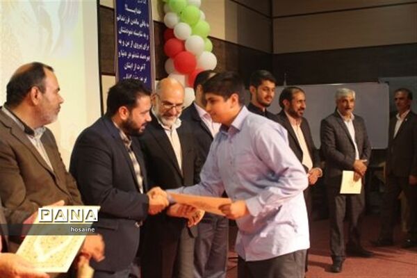 تجلیل از۳۰۰برگزیده مسابقات فرهنگی هنری امیدفردا