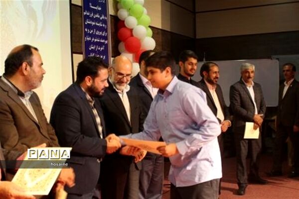 تجلیل از۳۰۰برگزیده مسابقات فرهنگی هنری امیدفردا