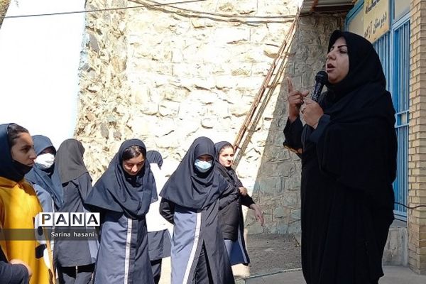 کارگاه آشنایی دانش‌آموزان دبیرستان آزاده رودهن با آسیب‌های اجتماعی