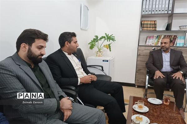 بازدید یک روزه رئیس اداره فرهنگی هنری و کارشناسان اداره کل آموزش و استان یزد از شهرستان مهریز