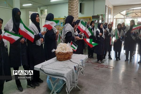 نواختن زنگ همبستگی و حمایت از مردم فلسطین در دبیرستان هیات‌امنایی فیض کاشانی منطقه ۱۴