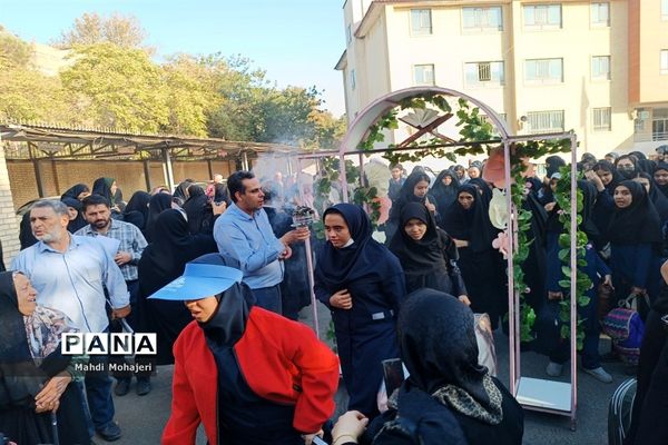 مراسم اعزام ۲۰۰ دانش‌آموز دختر به راهیان نور غرب کشور