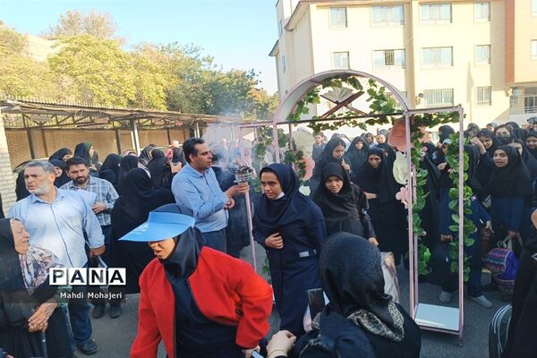 مراسم اعزام ۲۰۰ دانش‌آموز دختر به راهیان نور غرب کشور