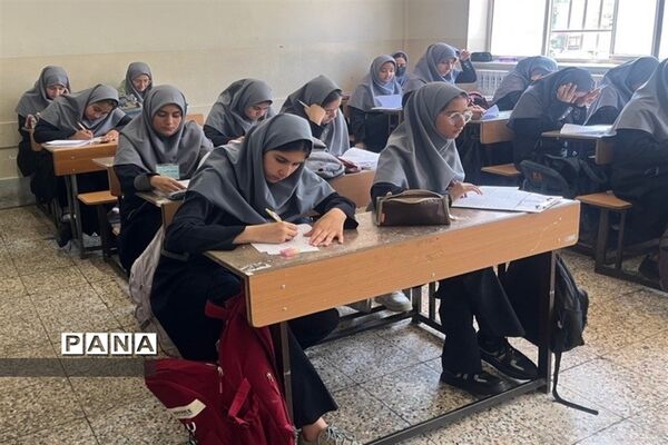 آزمون سنجش آغازین همزمان با سراسر استان در دبیرستان شاهد شهید حمامی
