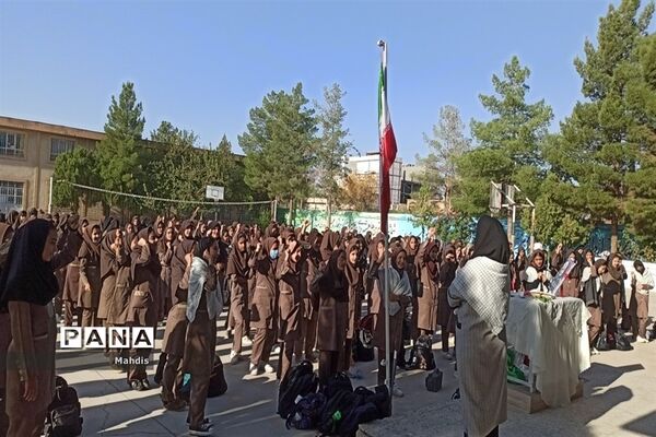 نواختن زنگ حمایت از مردم فلسطین در دبیرستان برادران طباطبایی و خاور عسکری شهرستان کاشمر