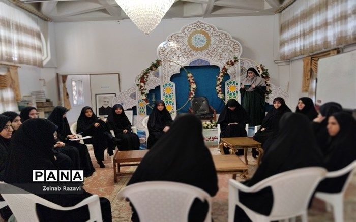 نشست هم‌اندیشی دانش‌آموزان مدارس تیزهوشان قم با امور بانوان حرم حضرت معصومه(س)