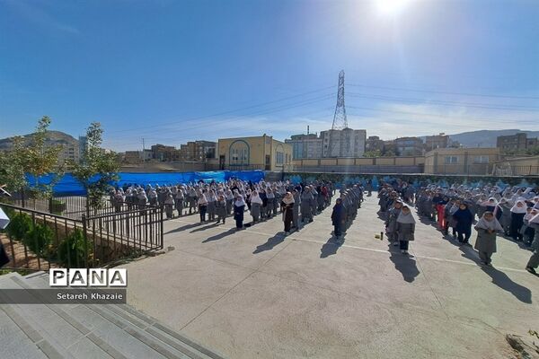 تقدیر از کارکنان نیروی انتظامی در راستای هفته نیروی انتظامی در دبستان دخترانه حاج تقی احدیان
