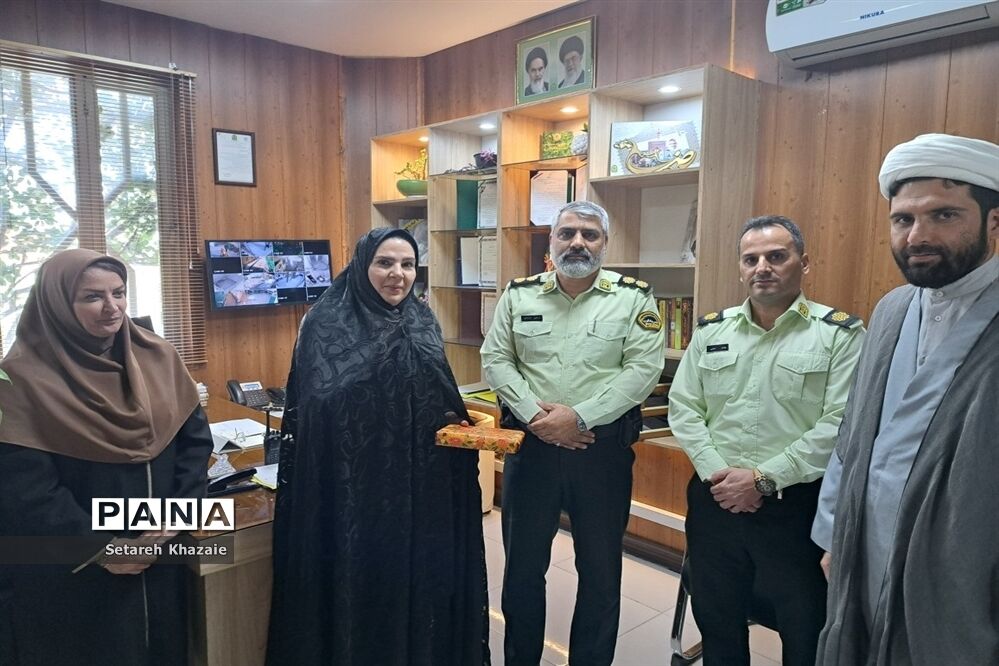 تقدیر از کارکنان نیروی انتظامی در راستای هفته نیروی انتظامی در دبستان دخترانه حاج تقی احدیان