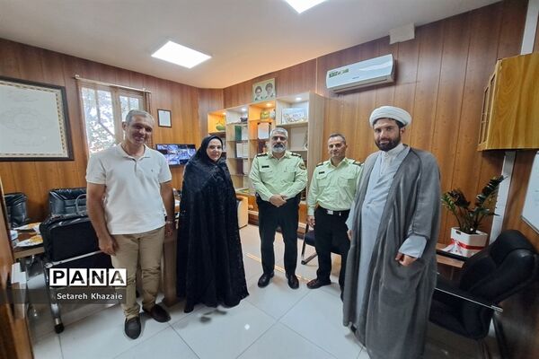 تقدیر از کارکنان نیروی انتظامی در راستای هفته نیروی انتظامی در دبستان دخترانه حاج تقی احدیان