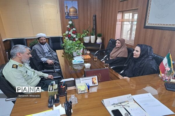 تقدیر از کارکنان نیروی انتظامی در راستای هفته نیروی انتظامی در دبستان دخترانه حاج تقی احدیان