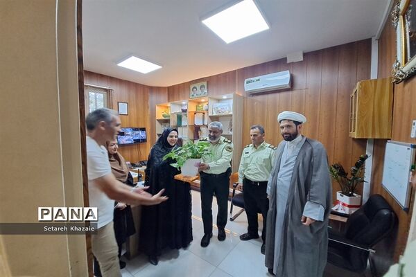 تقدیر از کارکنان نیروی انتظامی در راستای هفته نیروی انتظامی در دبستان دخترانه حاج تقی احدیان