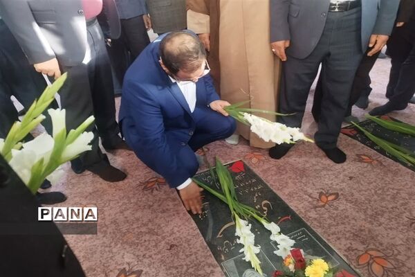 تجدید پیمان وزیر آموزش و پرورش و هیات همراه با شهدا در اقلید
